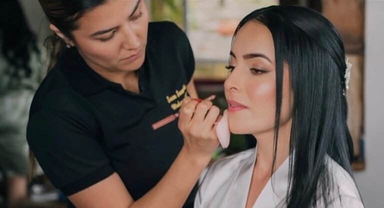 Samantha-maquillando